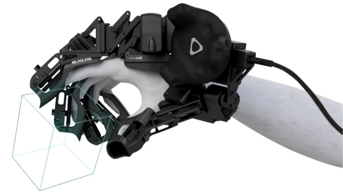 VRコントローラーと一体化したハプティクス対応のエクソスケルトンデバイスを装着した手が、仮想の立方体に触れる様子を描いた画像