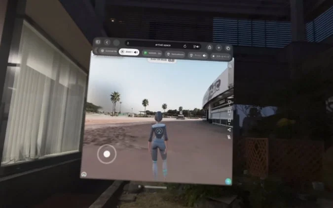 現実世界の風景に仮想空間のブラウザ画面が重なって表示。アバターがヤシの木のある砂漠のような場所を歩いている