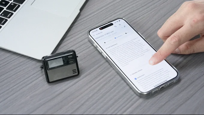 会議の議事録や音声記録の要約を表示しているスマートフォン