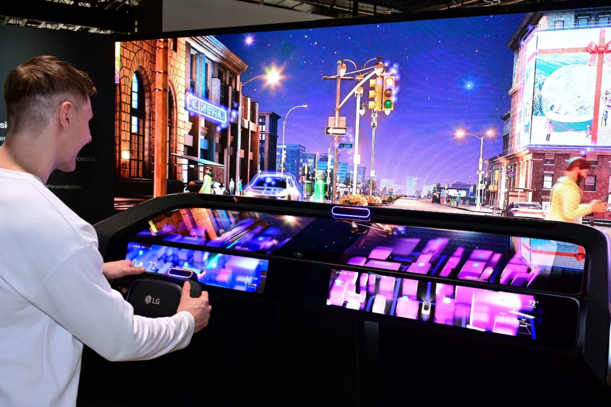 LG製のコントローラーで仮想都市を体験する様子