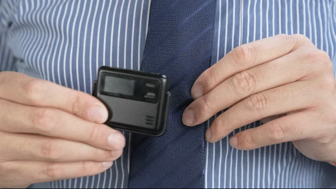 AuralAIをネクタイに固定