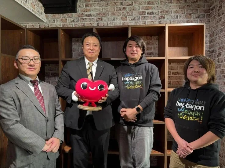 男性4人とハート型のキャラクター