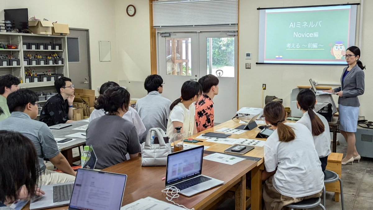 教室でAIに関するプレゼンテーションを行う女性講師と聴講する参加者