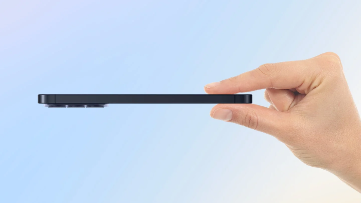 非常に薄い黒いスマートフォンを側面から持っている様子