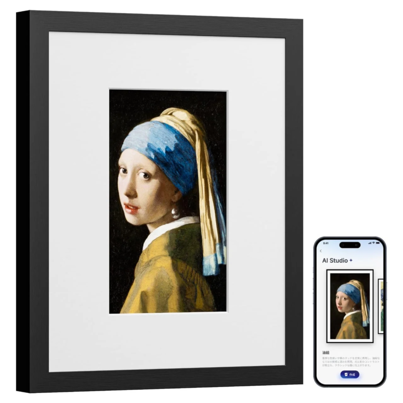 ヨハネス・フェルメールの「真珠の耳飾りの少女」の額装された絵画が、その絵画を表示しているスマートフォンと並んで写っています。スマホ画面には「AI Studio +」というアプリと、絵画の描写に関する日本語の説明文が表示されています。