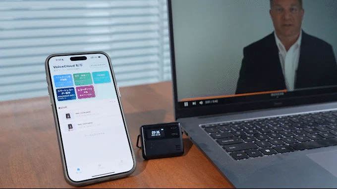 VoiceCloud転写アプリが表示されたスマートフォン