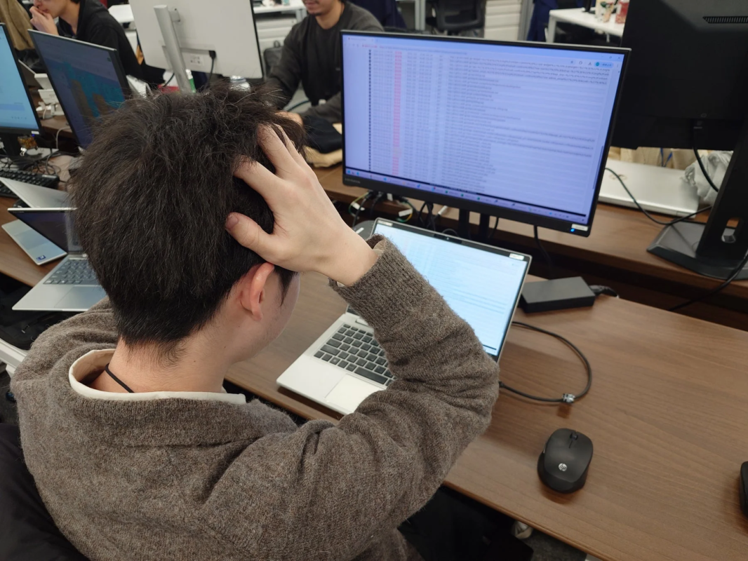 仕事,オフィス,デスクワーク,プログラミング,IT,開発,パソコン,モニター,ノートパソコン,ストレス,集中,問題解決,男性,後ろ姿