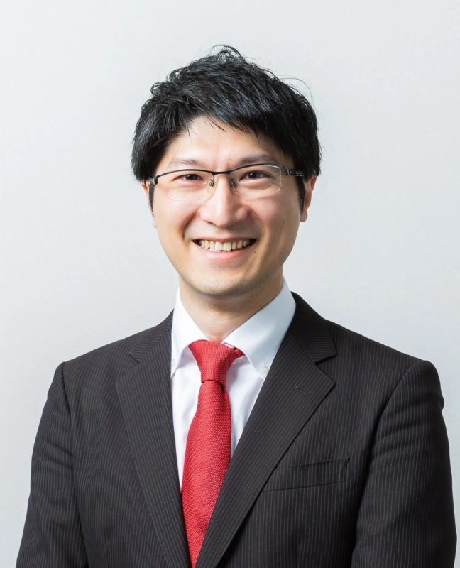 笑顔を見せる眼鏡をかけた男性のビジネスポートレート