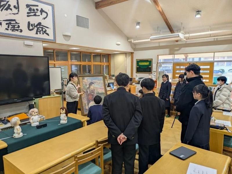 授業の様子：生徒とロボット、先生