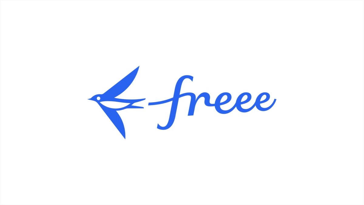 白い背景に青い鳥のアイコンと「freee」というロゴが描かれた画像