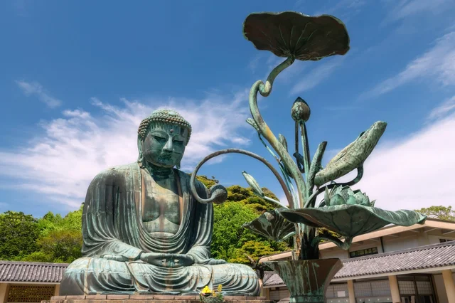 鎌倉の大仏と蓮のオブジェ