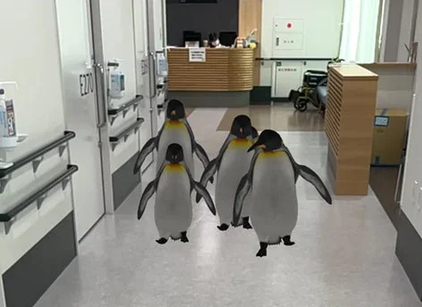 病院の廊下を歩くペンギンのAR画像