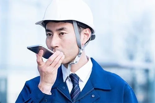 男性,ヘルメット,作業服,スマートフォン,音声入力,ビジネス,エンジニア,技術者,建設,コミュニケーション