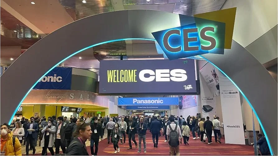 多くの来場者で賑わうCES展示会の入り口付近