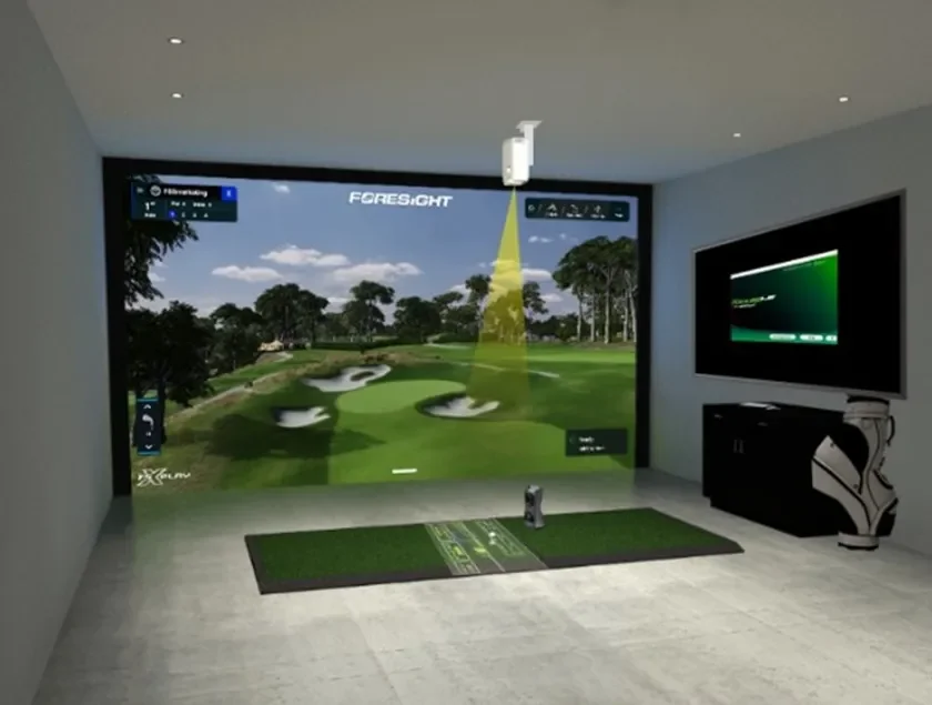 屋内に設置されたゴルフシミュレーターの様子。FOCUS LEと同時に使用可能