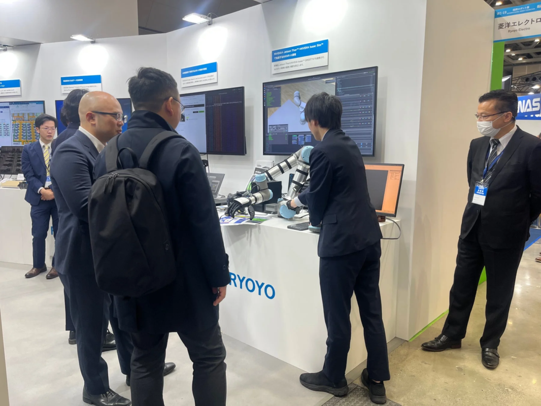 展示会ブースでAIロボットを見学するビジネスマン