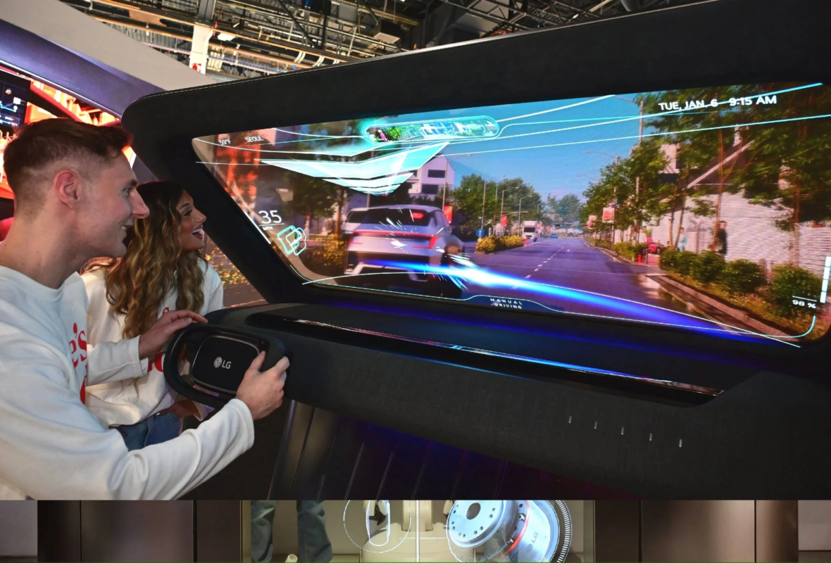 未来的な車のコックピットで体験する様子