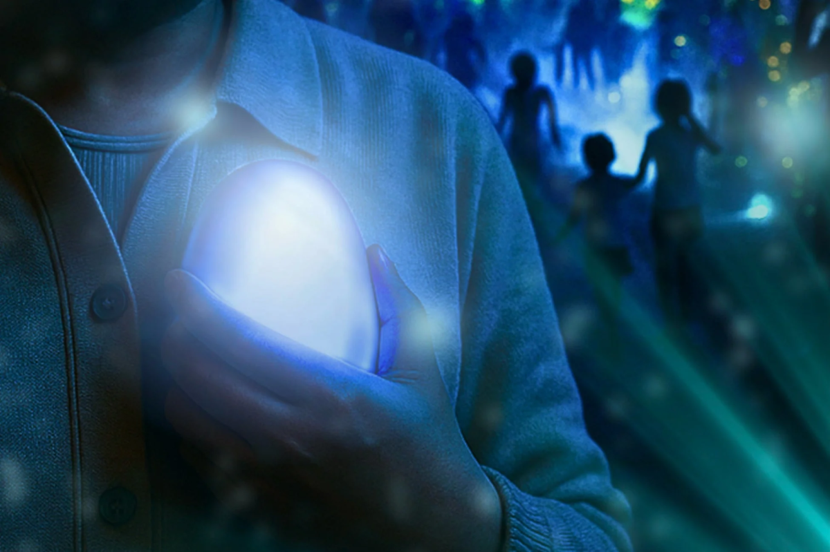 暗い背景の中、一人の人物が青白く光る卵形のような物体を両手で包み込んでいます。背景にはぼやけた複数の人影があり、全体的に幻想的で神秘的な雰囲気が漂っています。