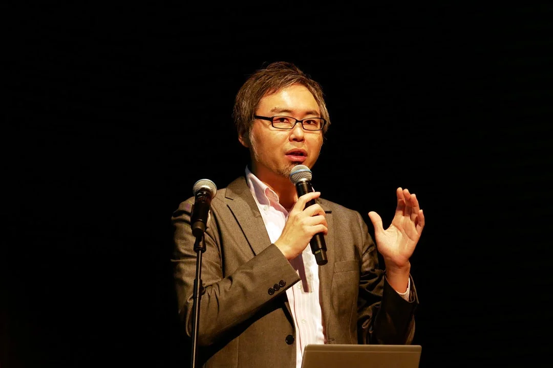 ステージで講演するNTTデータグループの本橋賢二氏