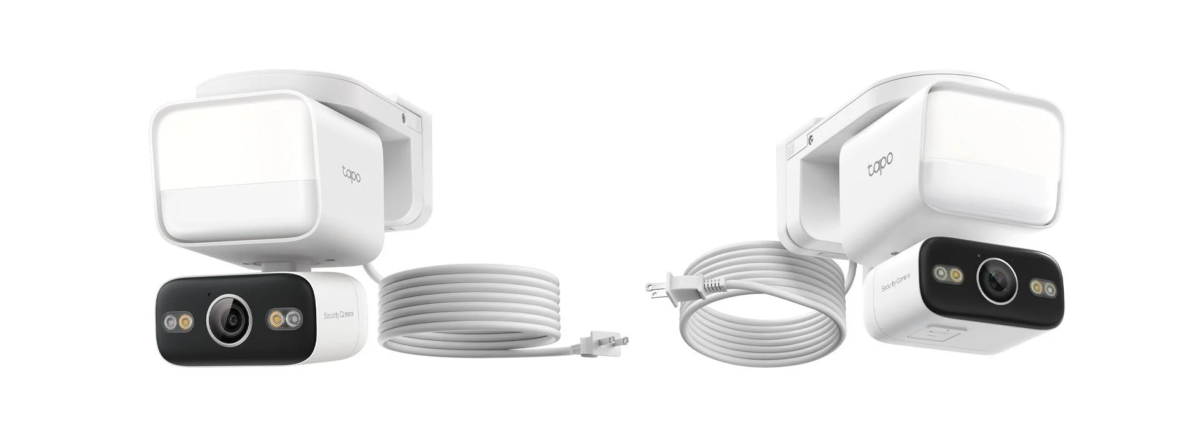 白いボディのTapoセキュリティカメラが2台、それぞれの電源ケーブルと共に白い背景に置かれています。カメラには投光器が一体化されており、屋外での防犯・監視用途に適した製品です。