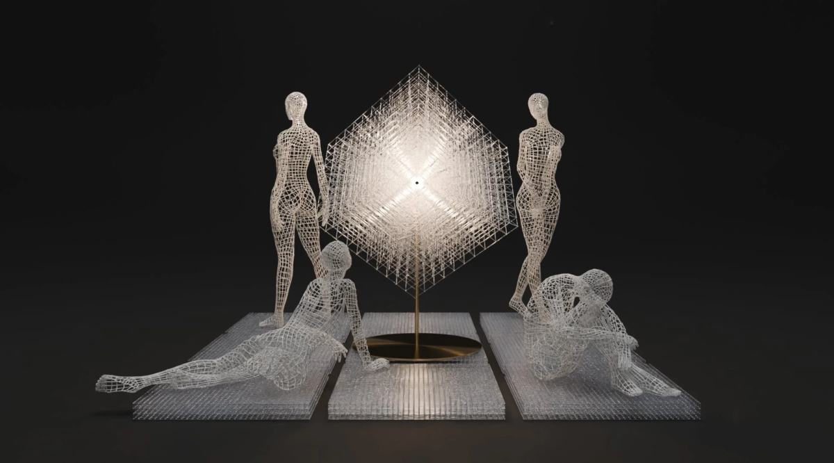 黒い背景に、ワイヤーでできた複数の人体模型と、中央に光を放つ立方体のオブジェが配置された現代アートのインスタレーションです。