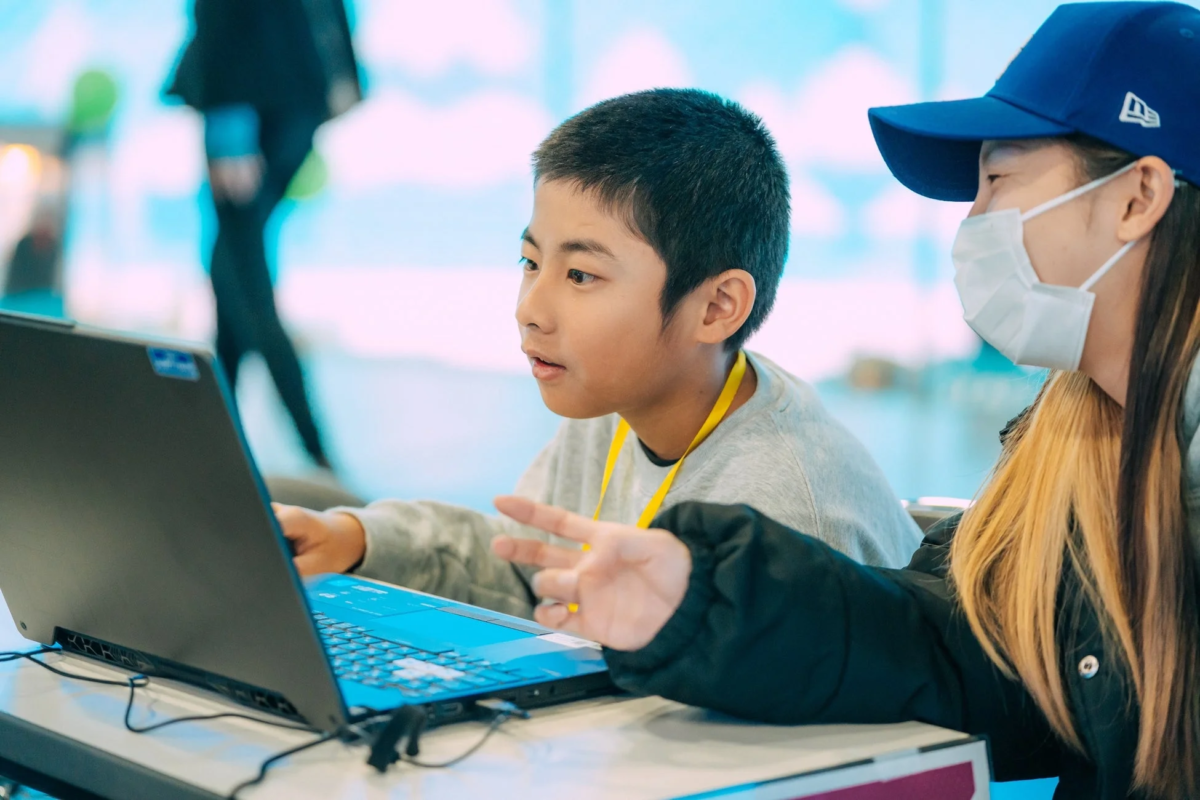 ゲームクリエイター体験ブースで指導を受ける子ども