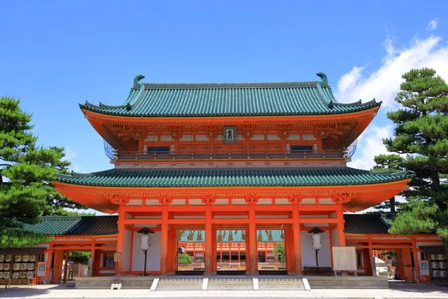 鮮やかな朱色の門と緑の瓦屋根が特徴的な平安神宮の応天門