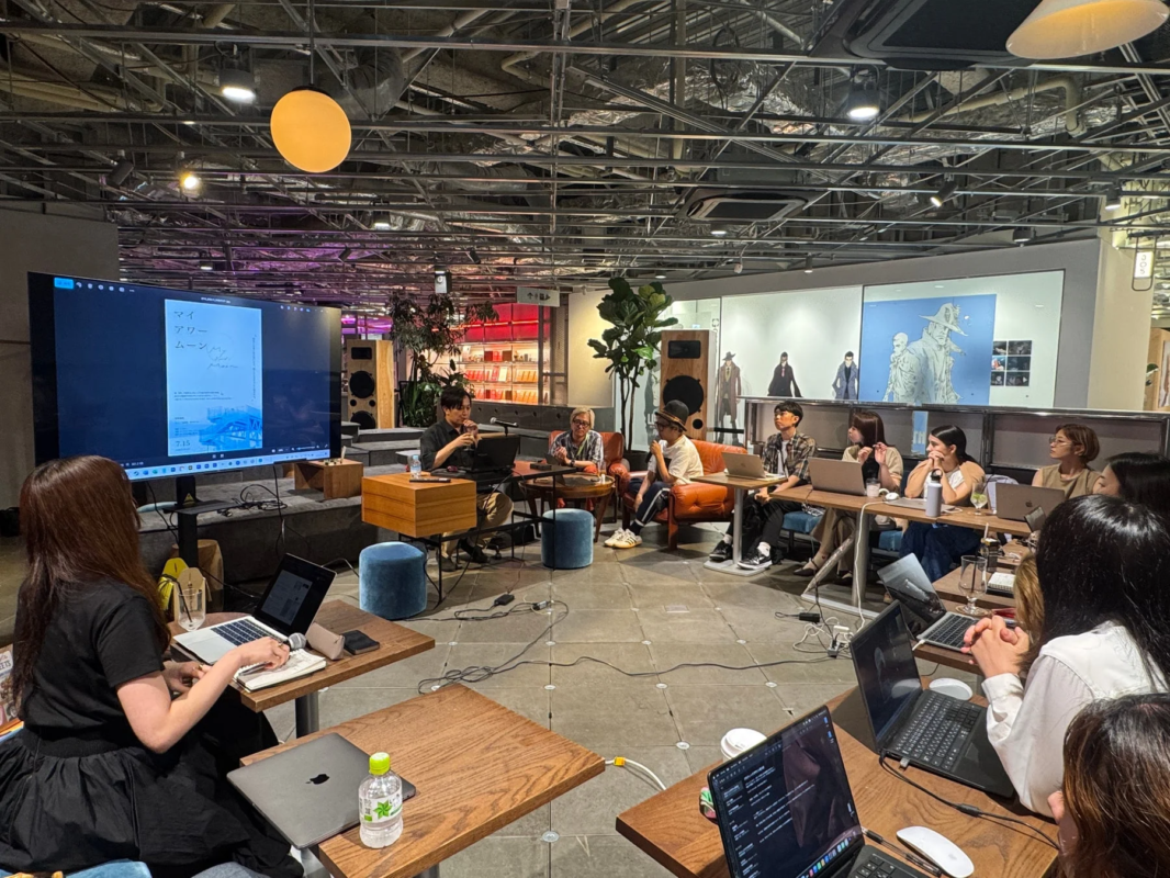 モダンな空間で、プレゼンテーションが行われている様子