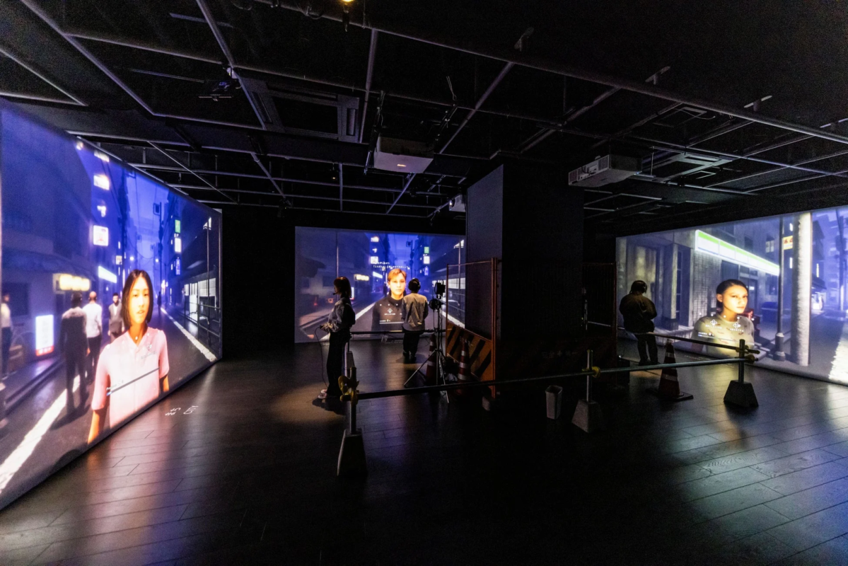 デジタルプロジェクションが施された現代アートインスタレーション