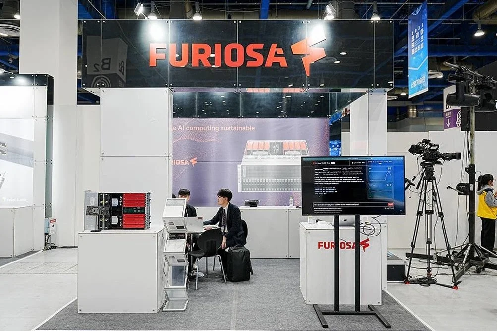 FuriosaAIの展示ブースで説明を受ける来場者