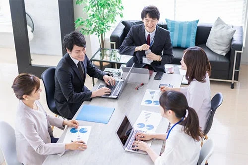 ビジネス,会議,オフィス,ミーティング,複数人,男女,ノートパソコン,資料,笑顔,コミュニケーション,チームワーク,打ち合わせ