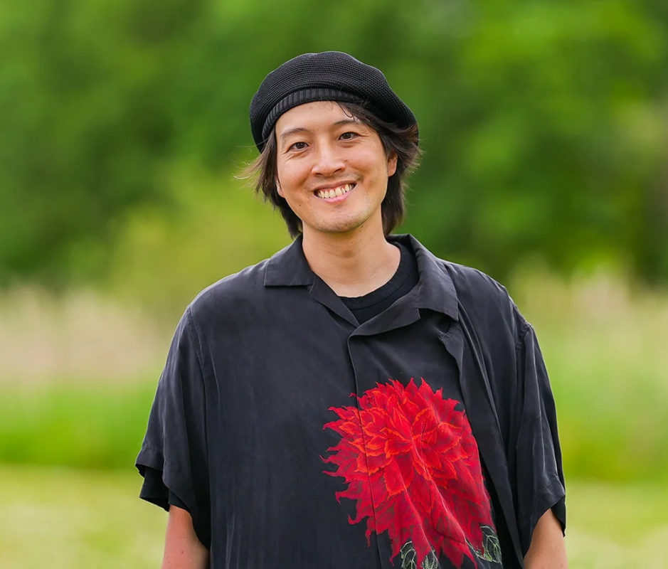 男性,笑顔,ベレー帽,黒シャツ,花柄,屋外,ポートレート,ファッション,アジア人,自然