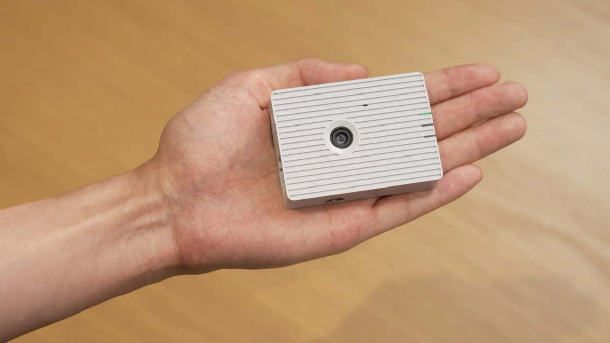 手のひらに乗せられた小型デバイス