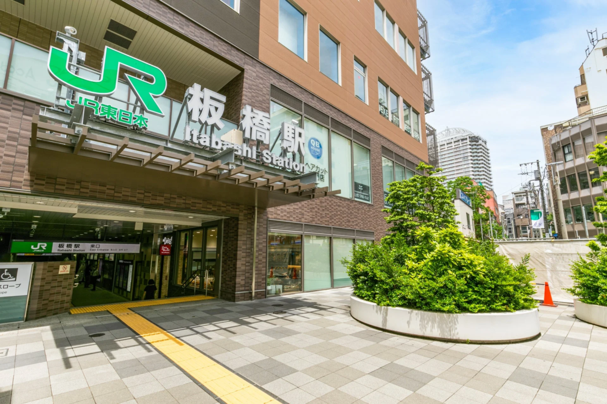 JR東日本 板橋駅 Itabashi Station QB HOUSE ヘアカット専門店 TEL 03-5980-9162 EXE FITNESS SPA Deli&Bakes Kitchen 東口 East Entrance 乗り換え口 お手伝いします