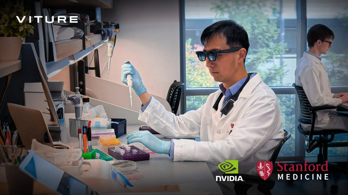 研究室でARグラスを装着し実験する科学者