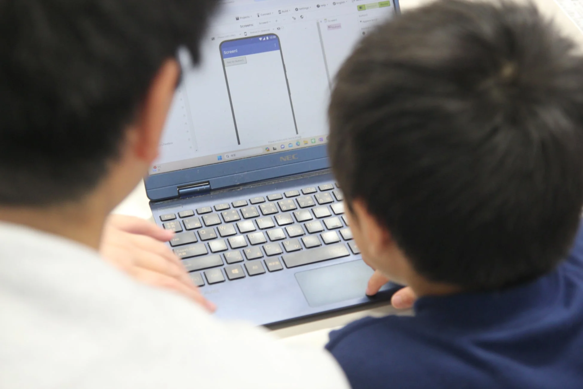 モバイルアプリのプログラミング作業をする学生たち