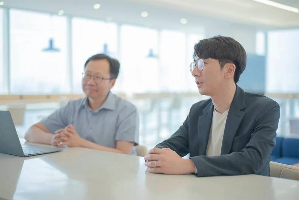 会議で話し合うビジネスパーソン