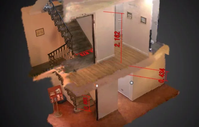 階段と廊下がある建物の内部を3Dスキャンした画像で、壁や床、階段の高さや幅が数値で示されている