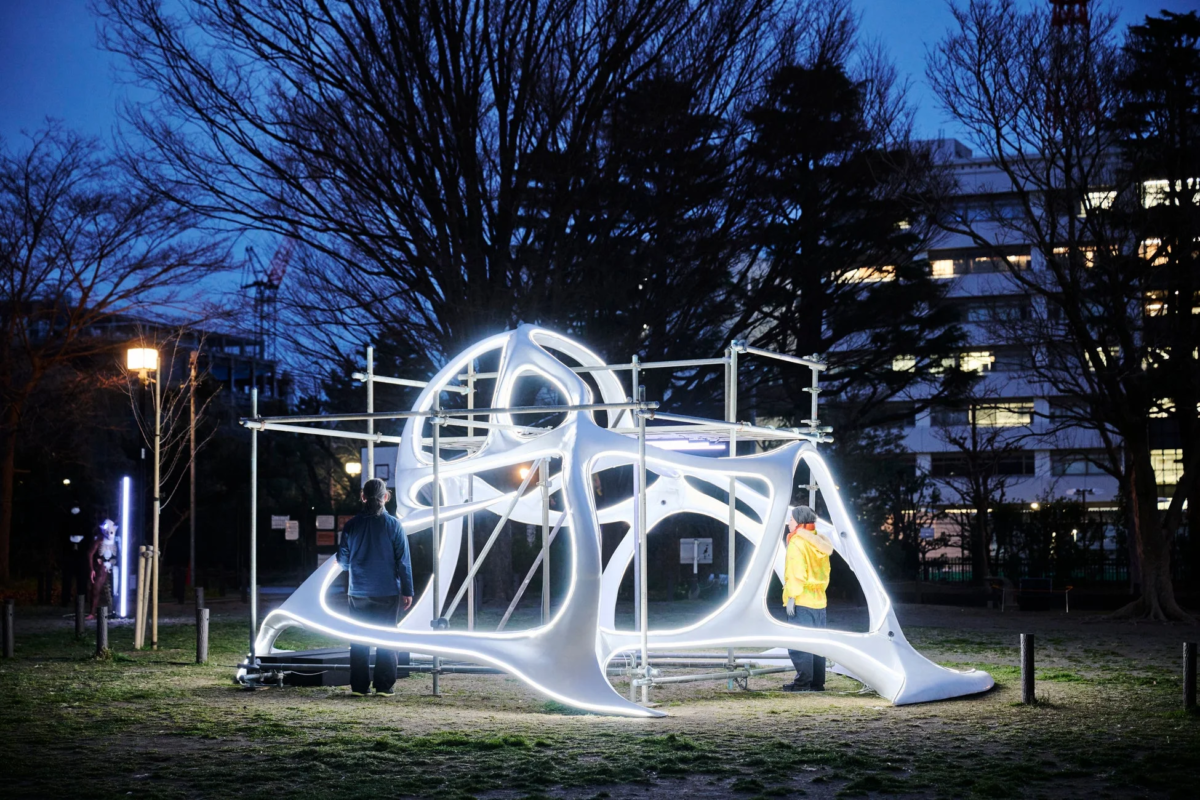 夜の公園に設置された光るアートオブジェ