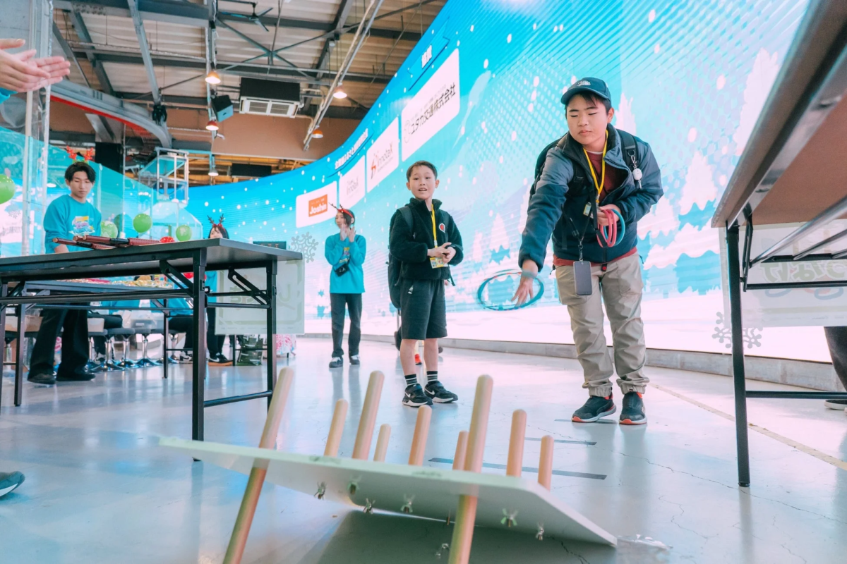 縁日ブースで輪投げを楽しむ子どもたち