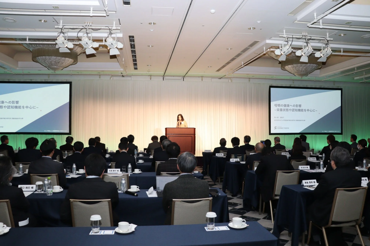 講演を聞く多くの聴衆の様子